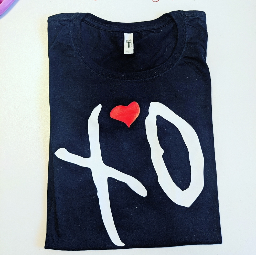 Black t-shirt with X and O